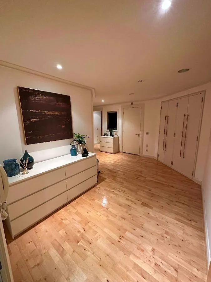 New Spacious 2 Bedroom Apartment With Balcony Λονδίνο