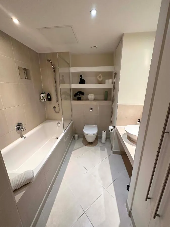 New Spacious 2 Bedroom Apartment With Balcony Λονδίνο