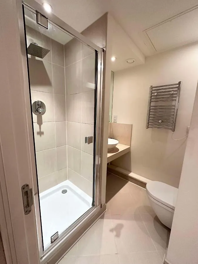 New Spacious 2 Bedroom Apartment With Balcony Λονδίνο