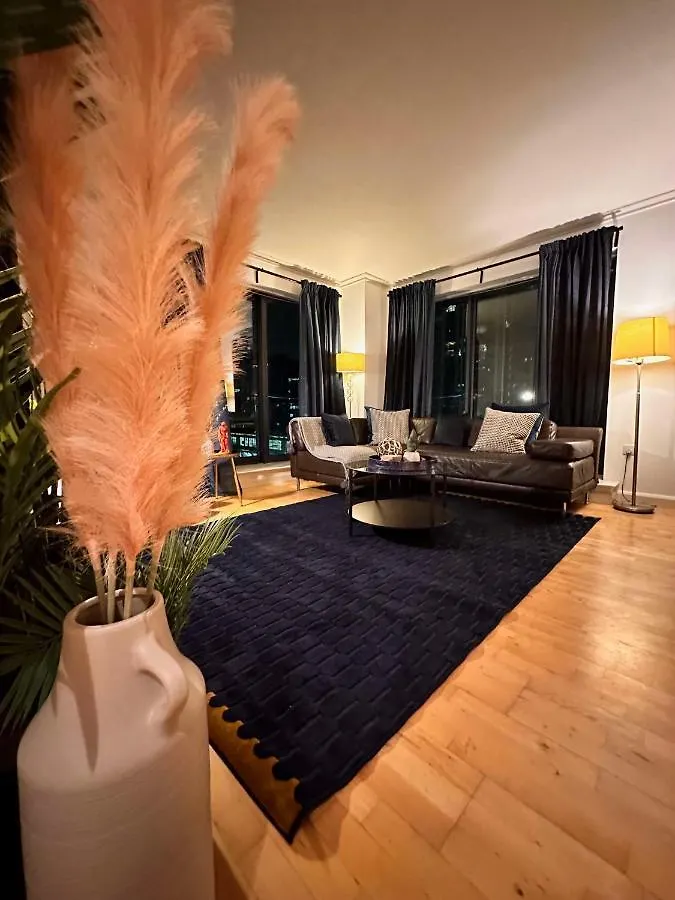 New Spacious 2 Bedroom Apartment With Balcony Λονδίνο