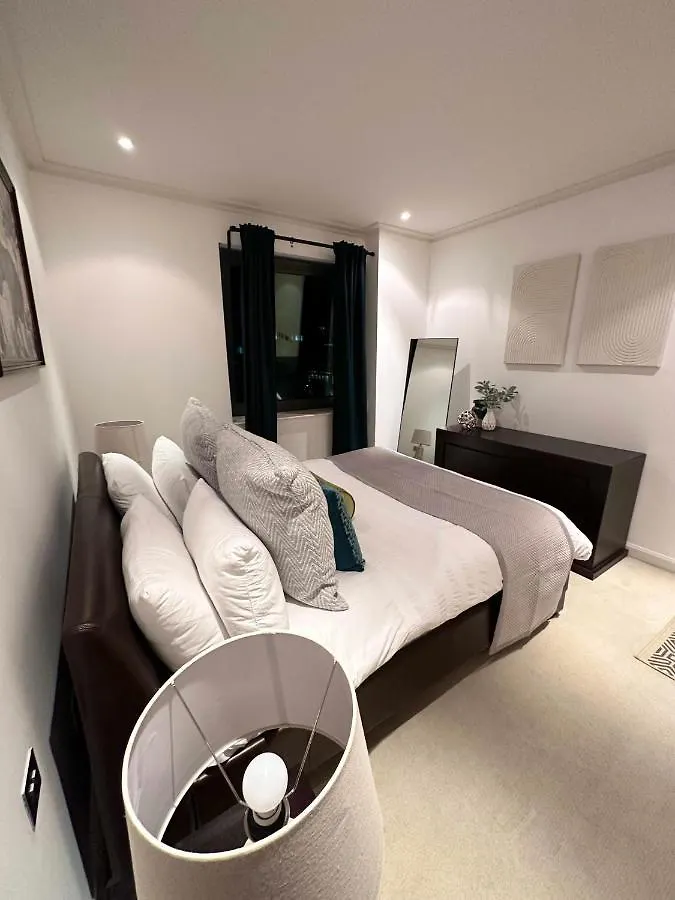 New Spacious 2 Bedroom Apartment With Balcony Λονδίνο