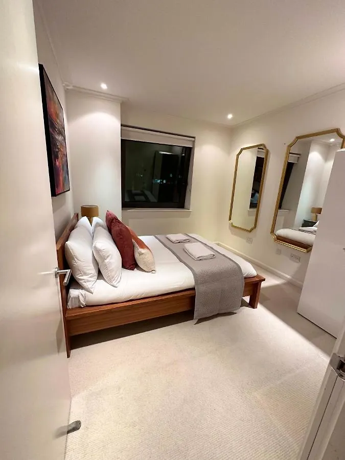 New Spacious 2 Bedroom Apartment With Balcony Λονδίνο
