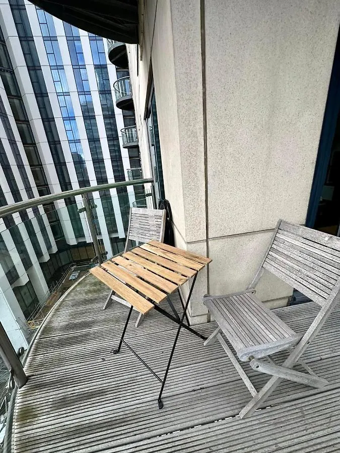 New Spacious 2 Bedroom Apartment With Balcony ロンドン